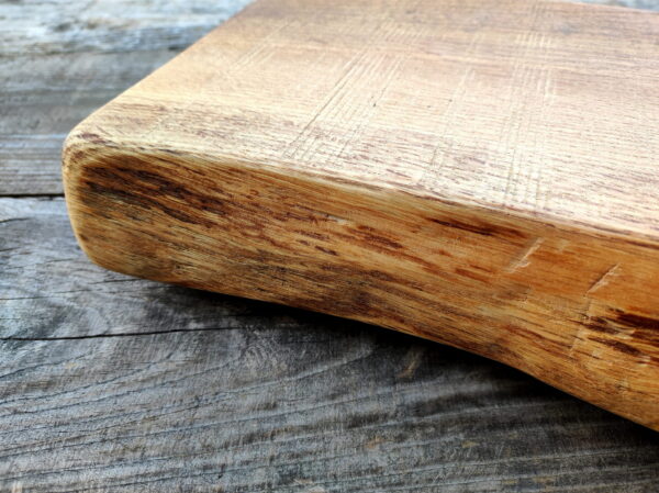 deska drewniana z nóżkami do podawania